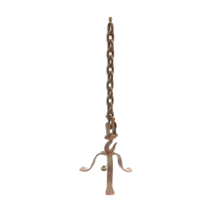 Lampadaire brutaliste chaînes