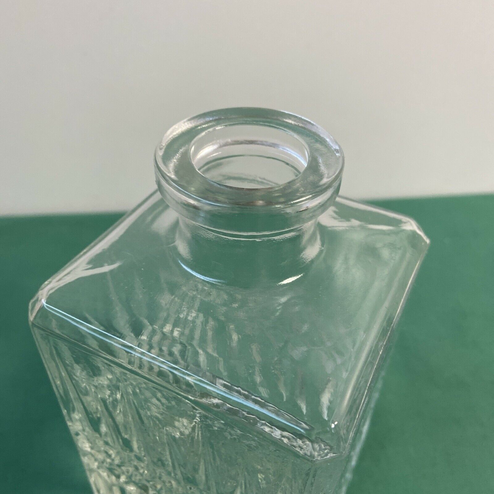 Glass decanter facets whisky deco vintage bistro bar