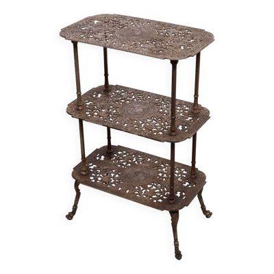Table d'appoint antique en fonte ornée de laiton français à 3 niveaux.
