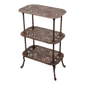 Table d'appoint antique en fonte ornée de laiton français à 3 niveaux.