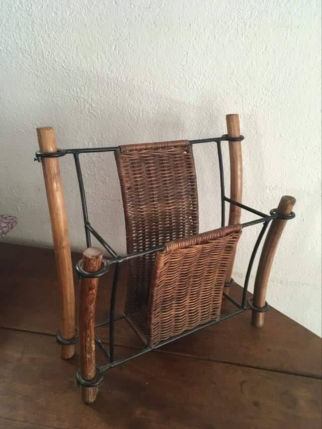 Porte-revues vintage en osier et bois