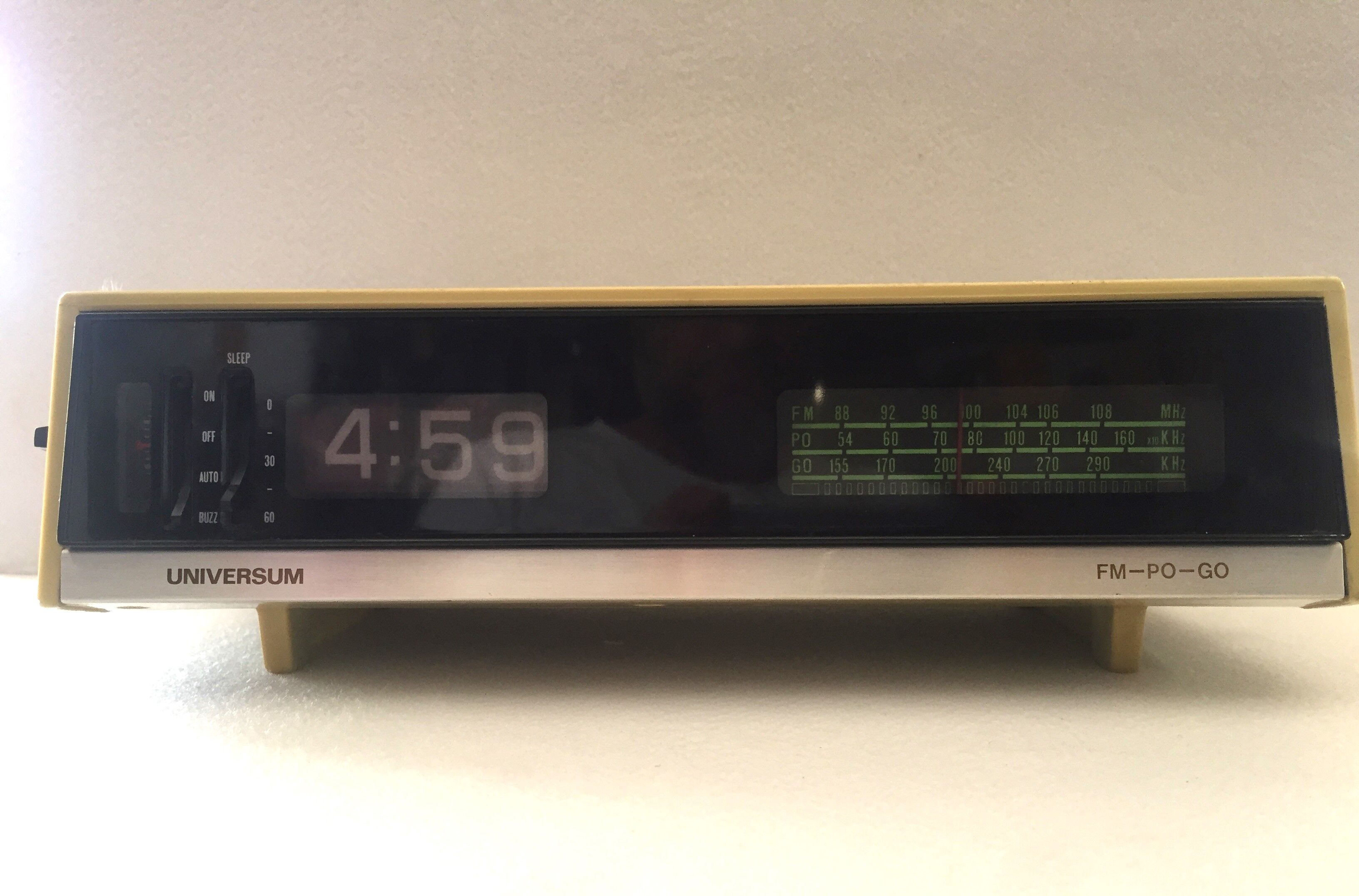 Old vintage electric alarm clock radio universum dcr-011 slat model