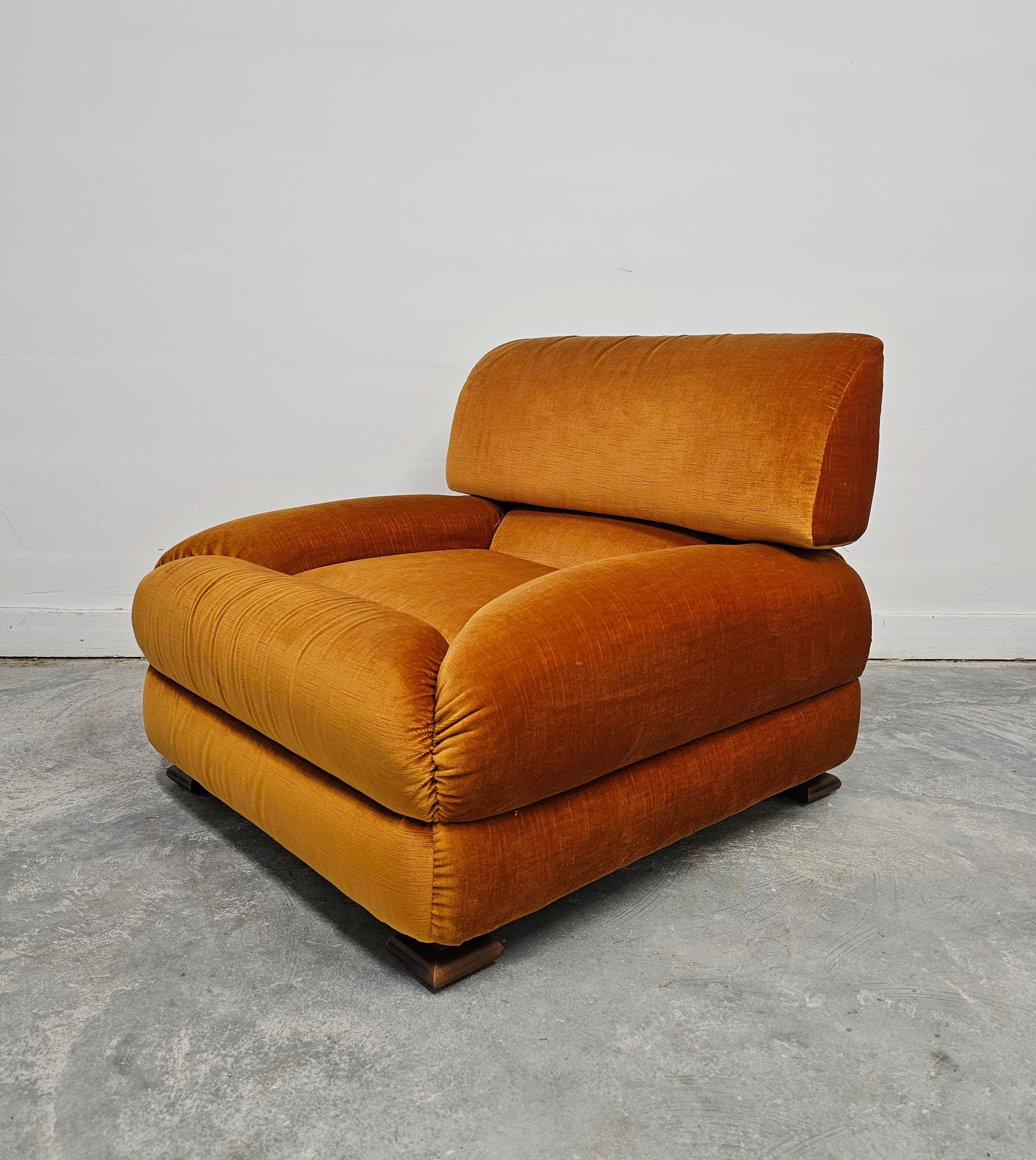 Fauteuil Mid-Century Modern en velours par Zev & Zev