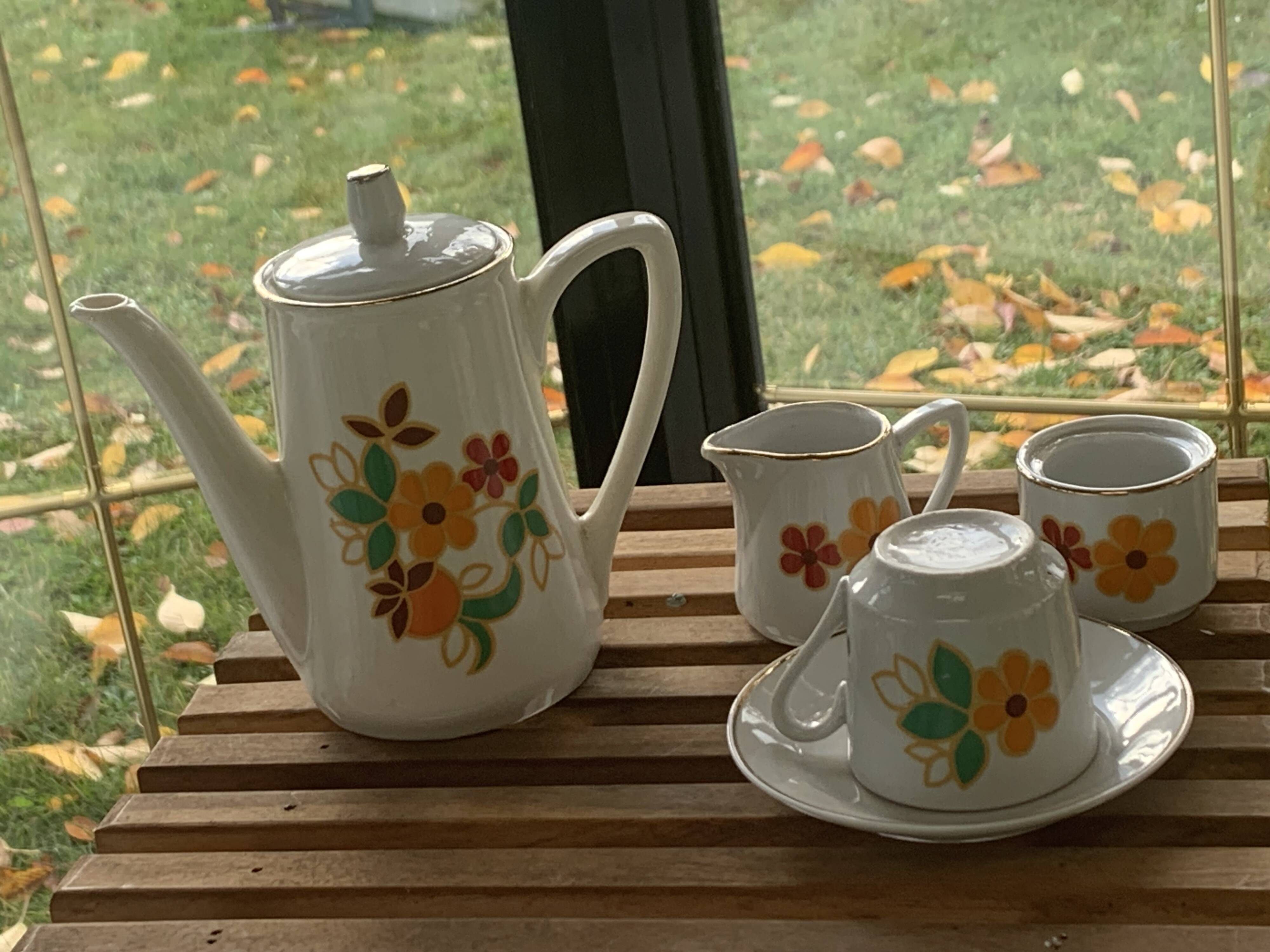 Porcelain dinette for dolls consisting of a coffee maker, cups and saucers, vintage