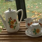 Dinette en porcelaine pour poupées composee d une cafetière, tasses et soucoupes, vintage