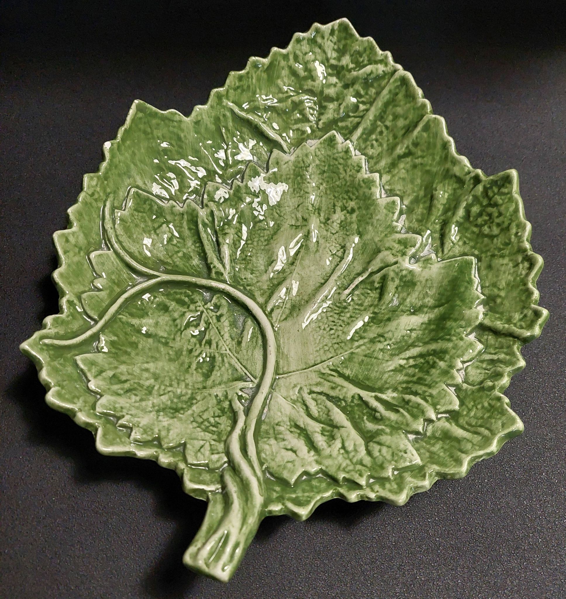 Assiette barbotine feuille Portugal seconde moitié XXème