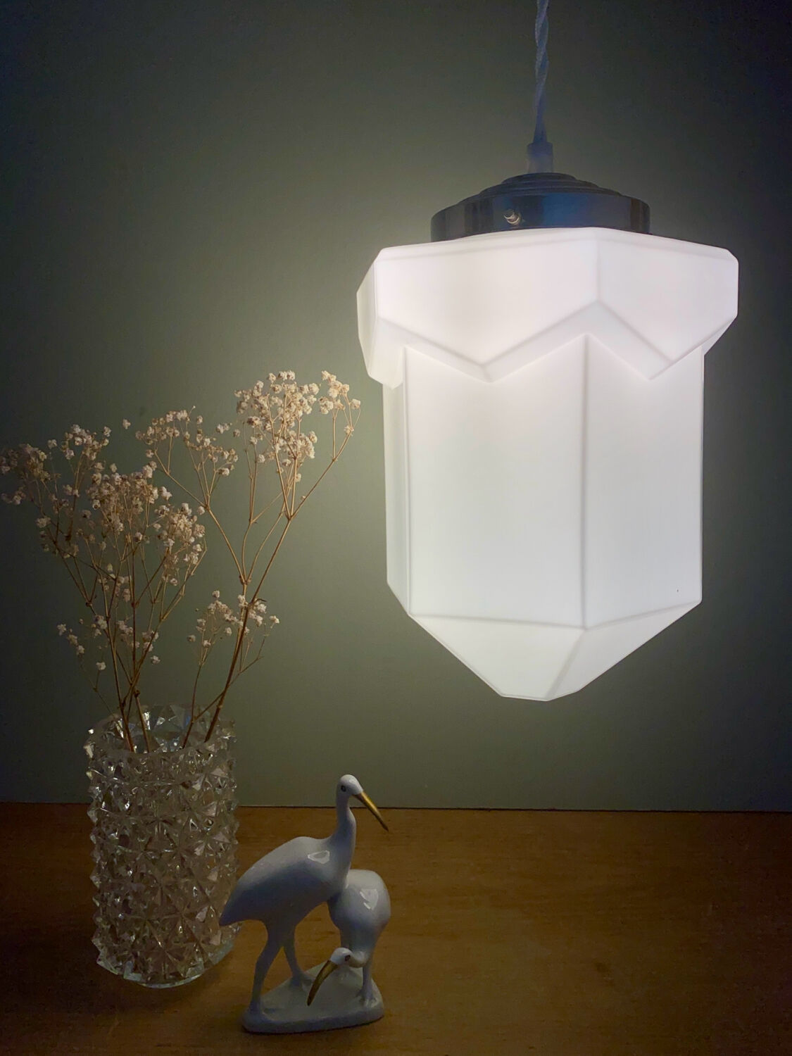 Suspension globe vintage art déco en opaline blanche