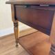 Table basse vintage en bois avec tiroir et tablettes