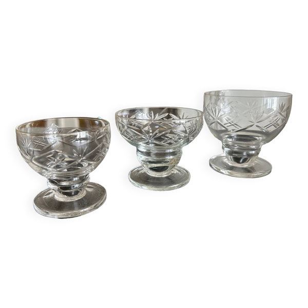 ensemble de verres anciens ciselés