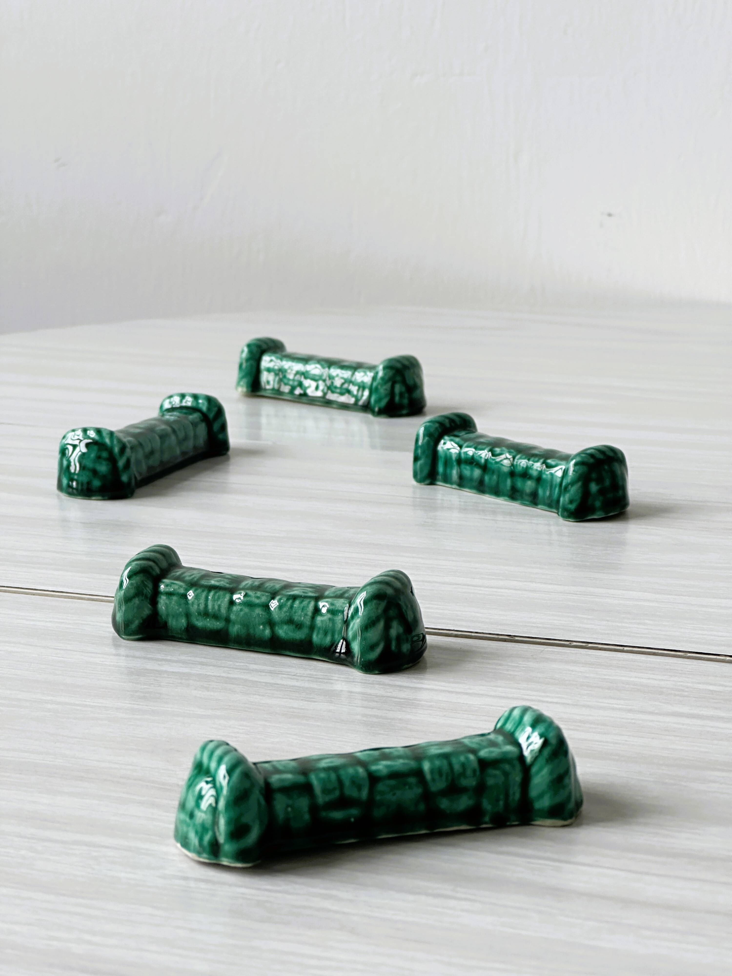 5 green ceramic knife holders with bamboo effect