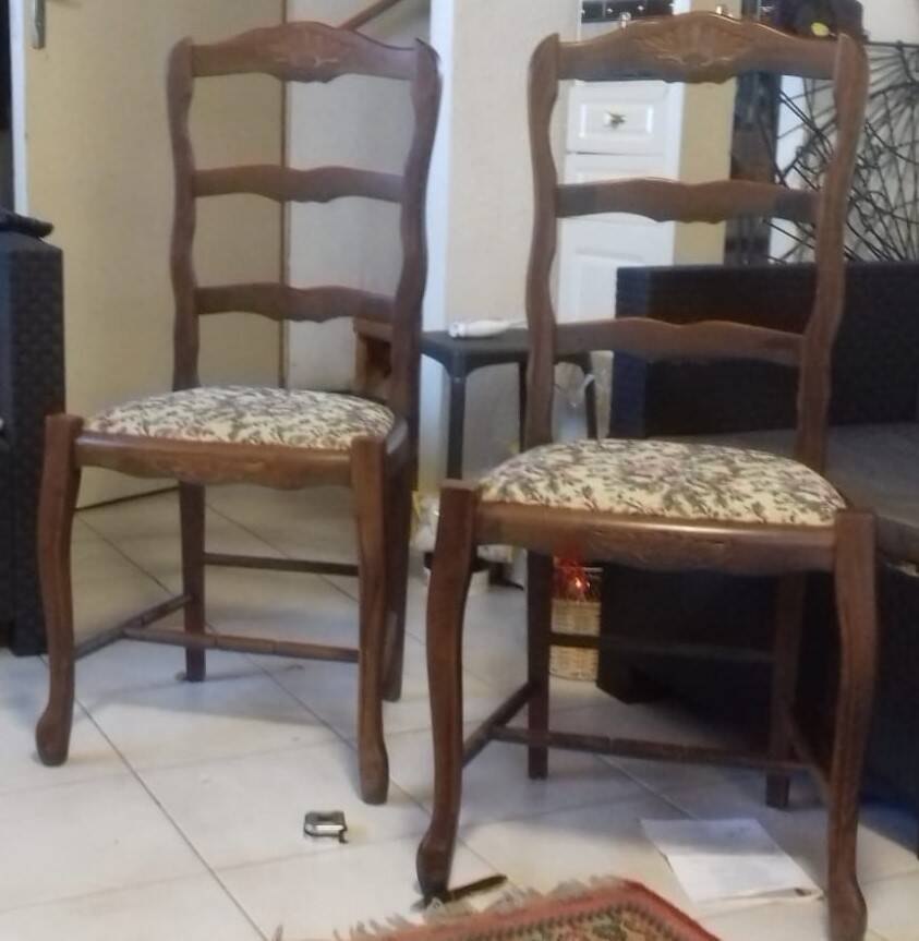 Set of 2 wooden chairs