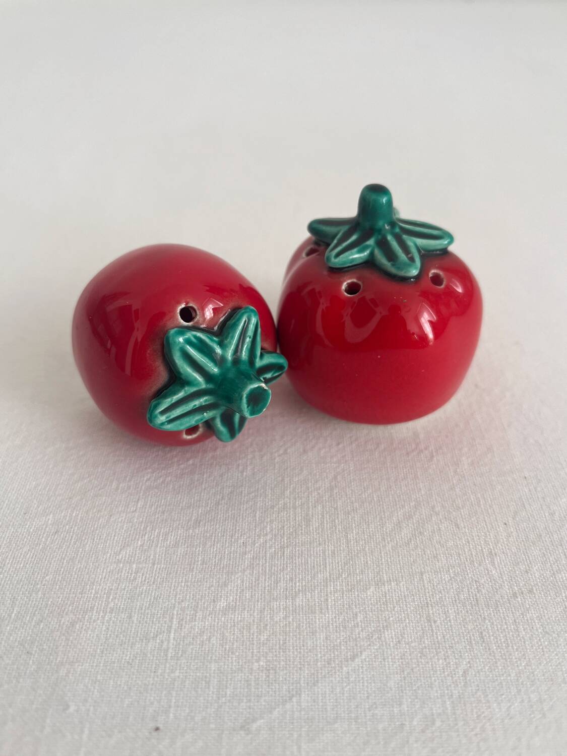 Salière et poivrier tomate en barbotine vintage