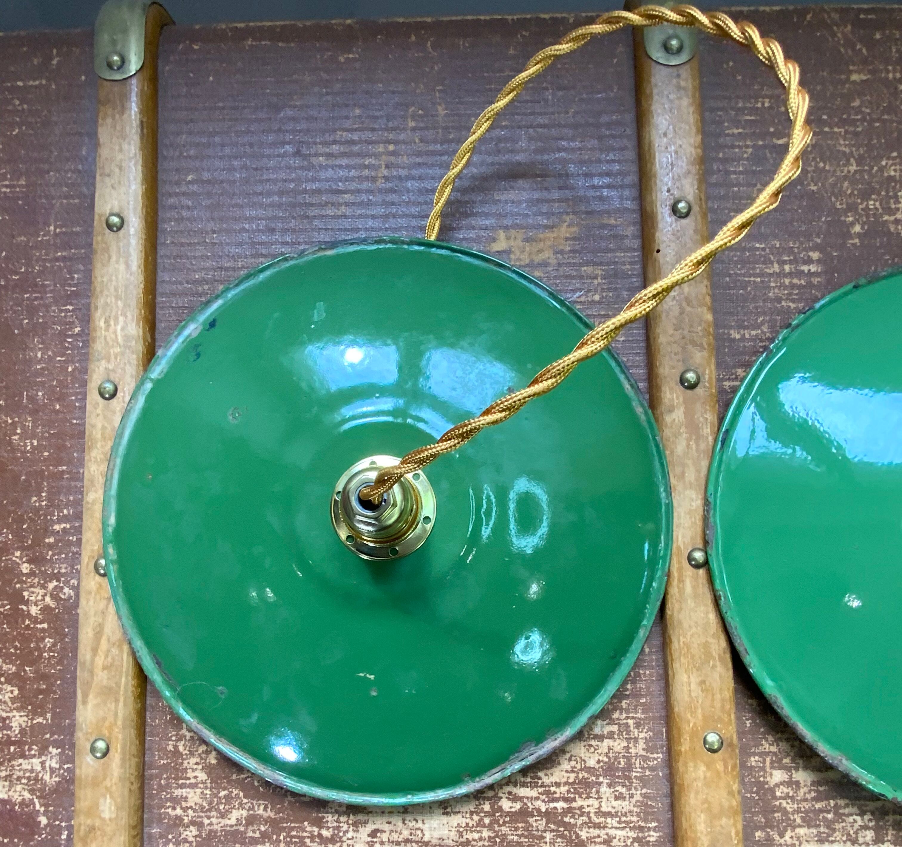 Pair of suspension in green and white enamelled sheet metal firm style indus braided golden threads