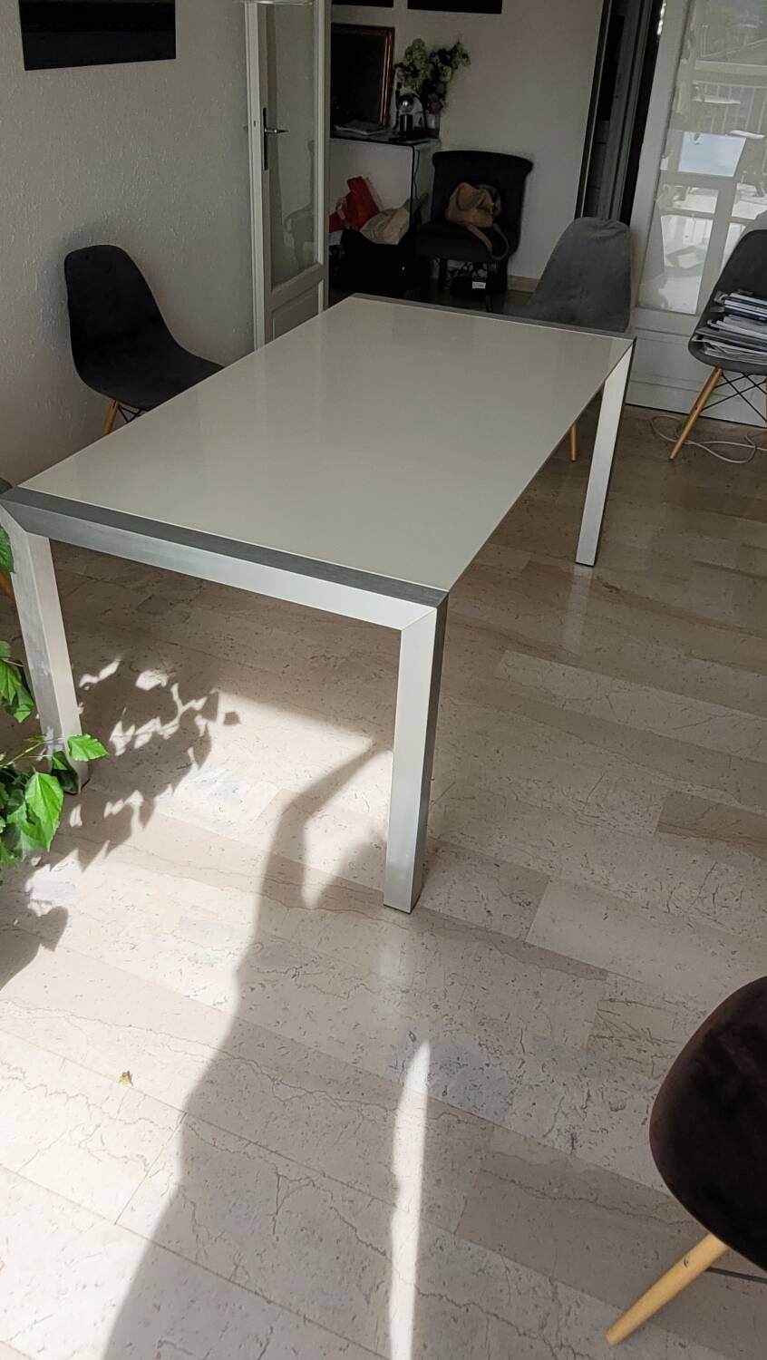 Extendable living room table