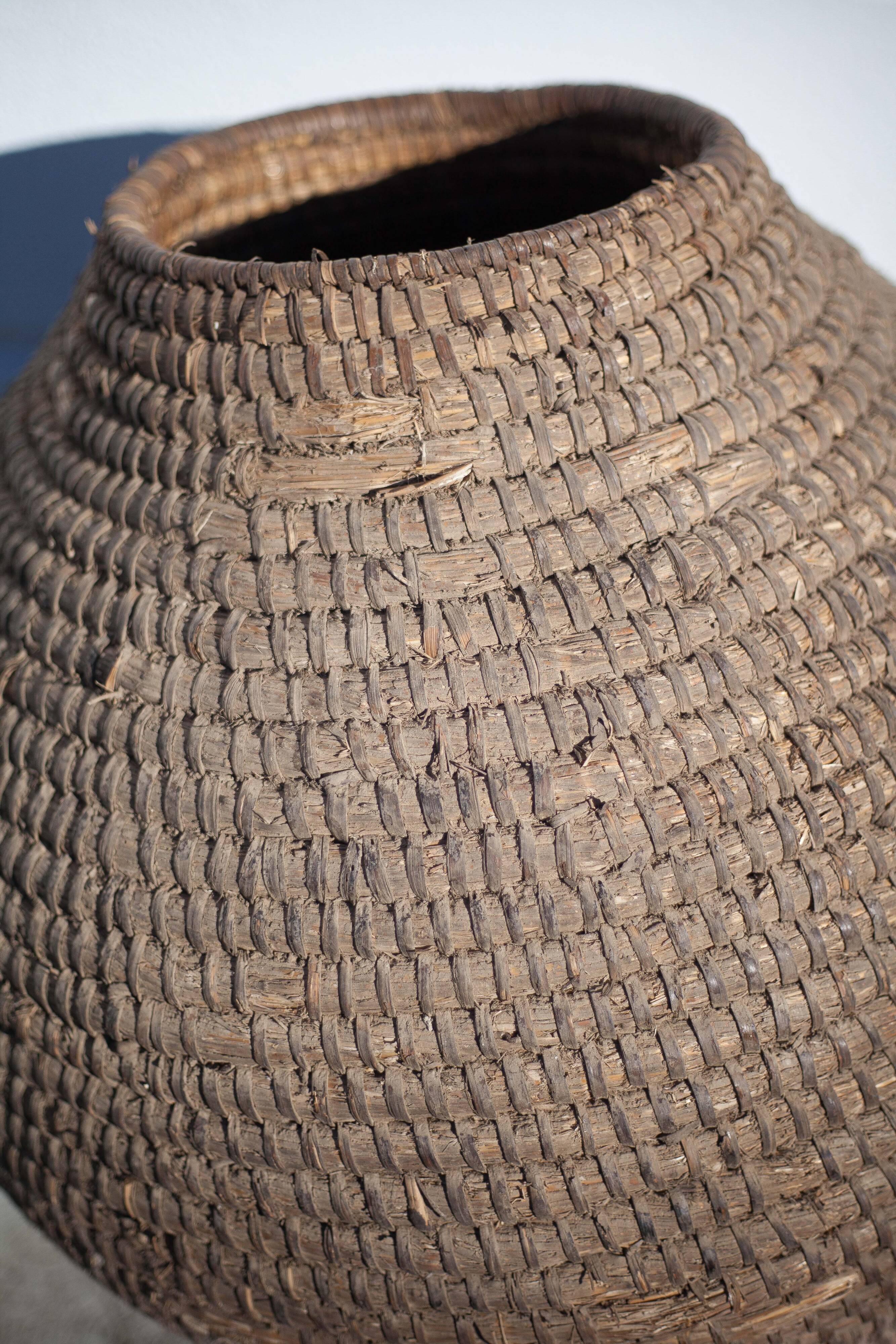 Old basket, burgundy XL straw and bramble, woven basket, interior decoration, pantry, cache