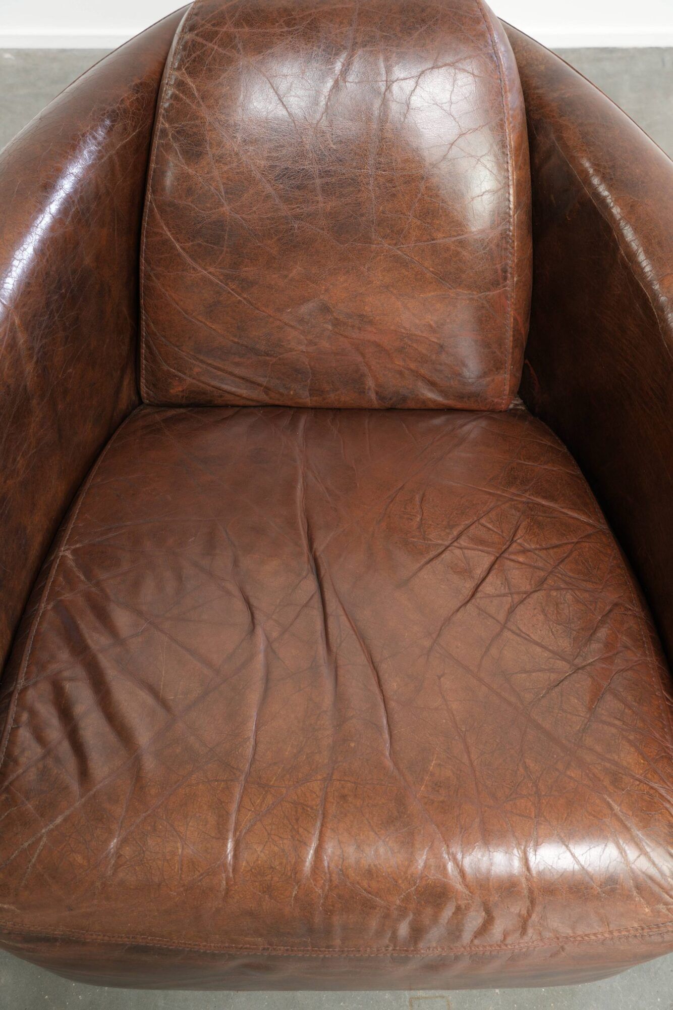 Ensemble de 2 fauteuils Aviateur en cuir de vachette dans une couleur marron chaud.