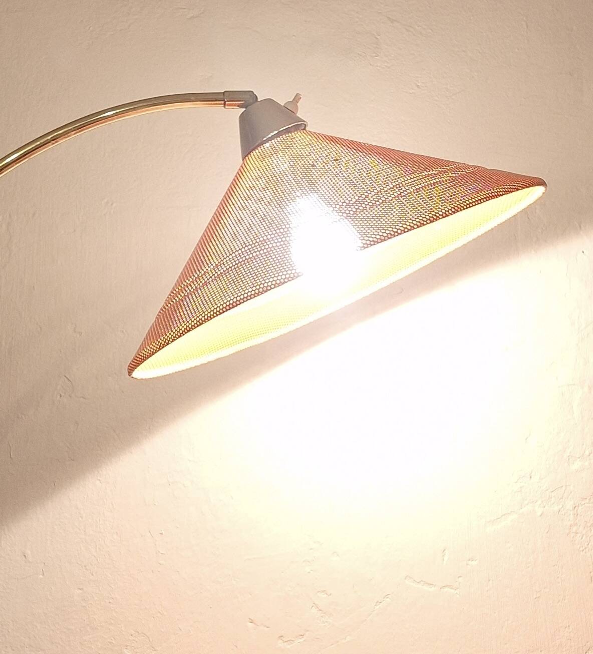Lampadaire arc du milieu du siècle en laiton et métal perforé, années 1960.