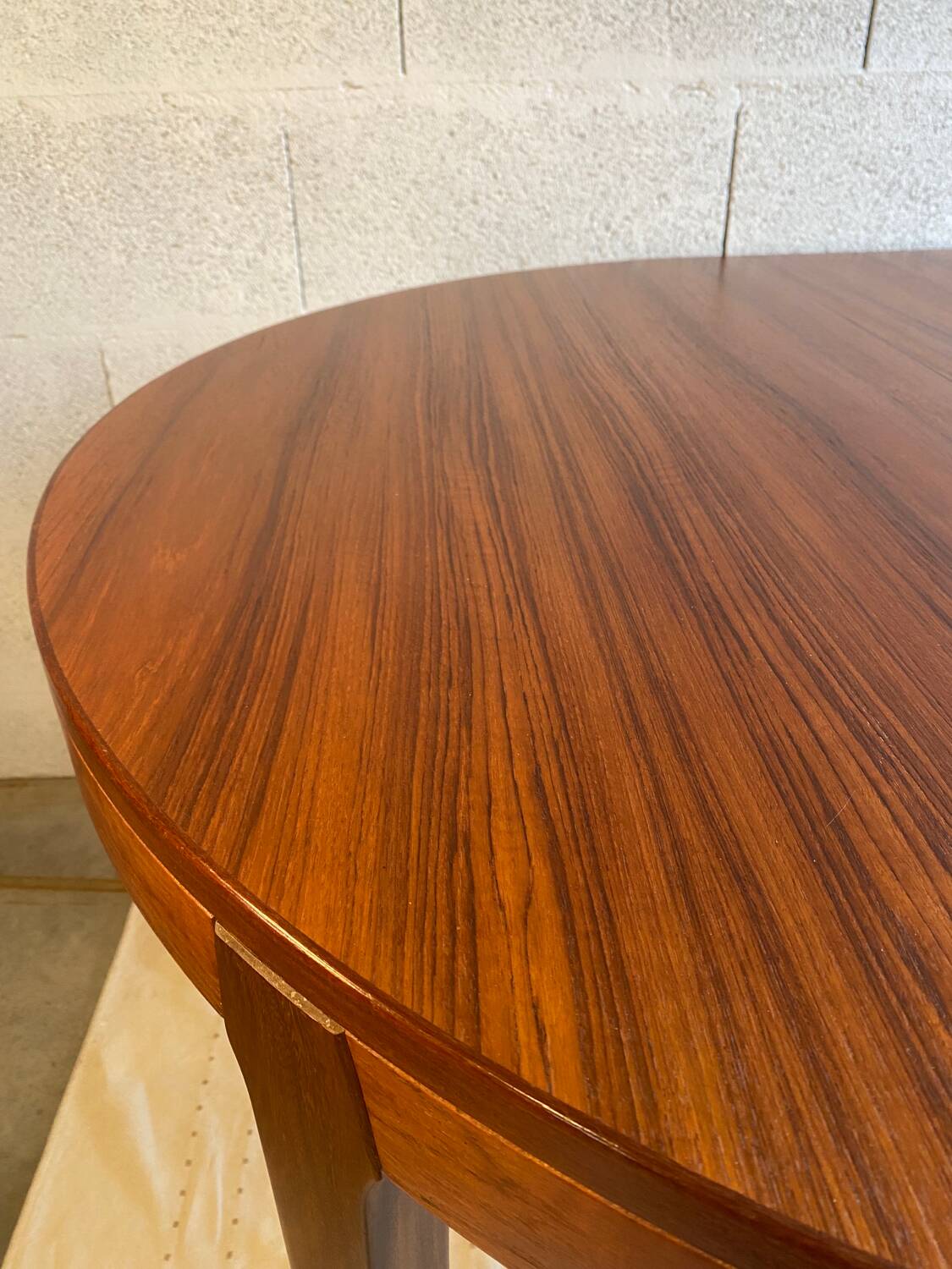 Scandinavian round table