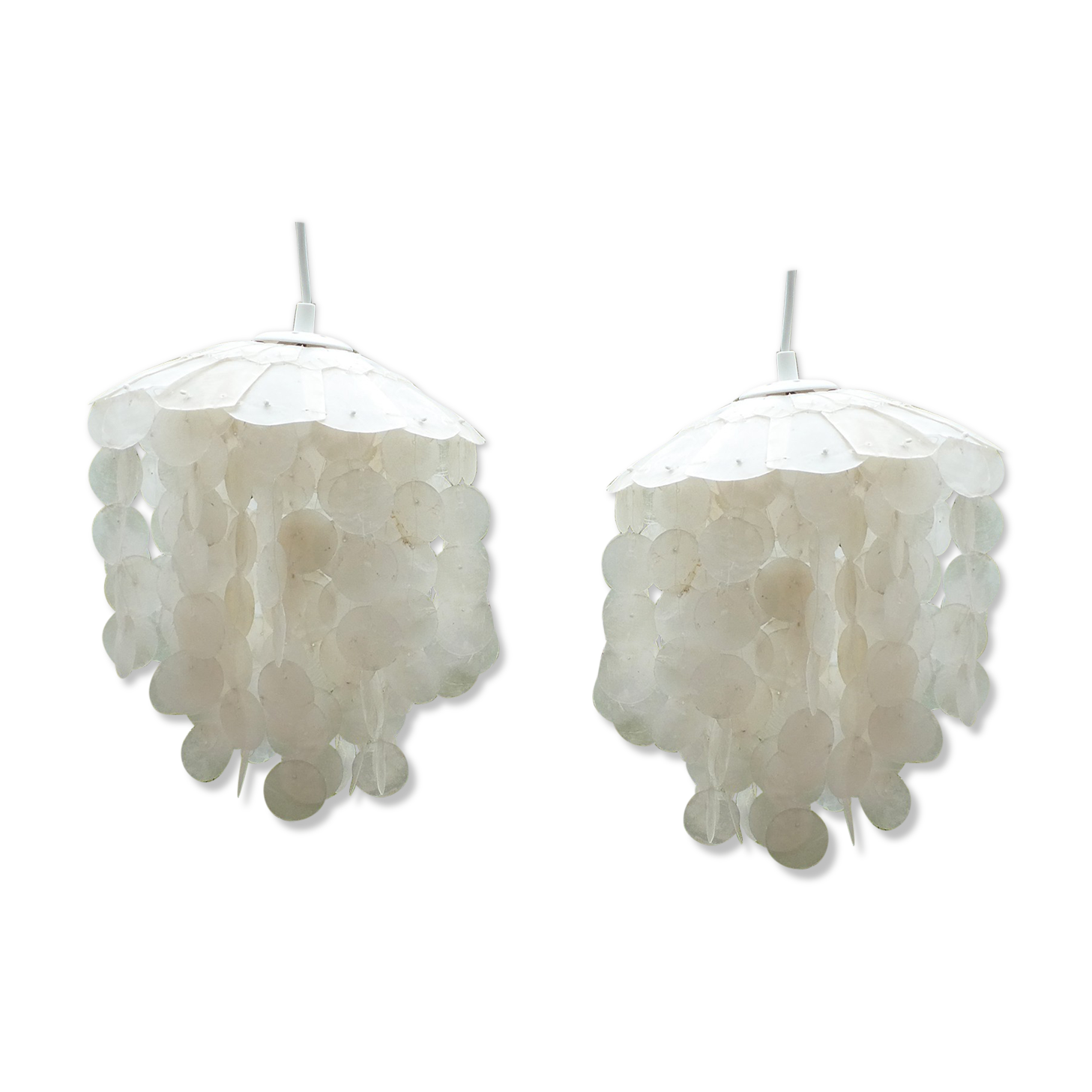 Duo of hanging lamps in mother-of-pearl tassels