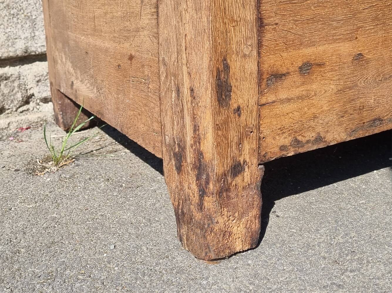 Low country sideboard, solid wood, stylized, late 18th century.