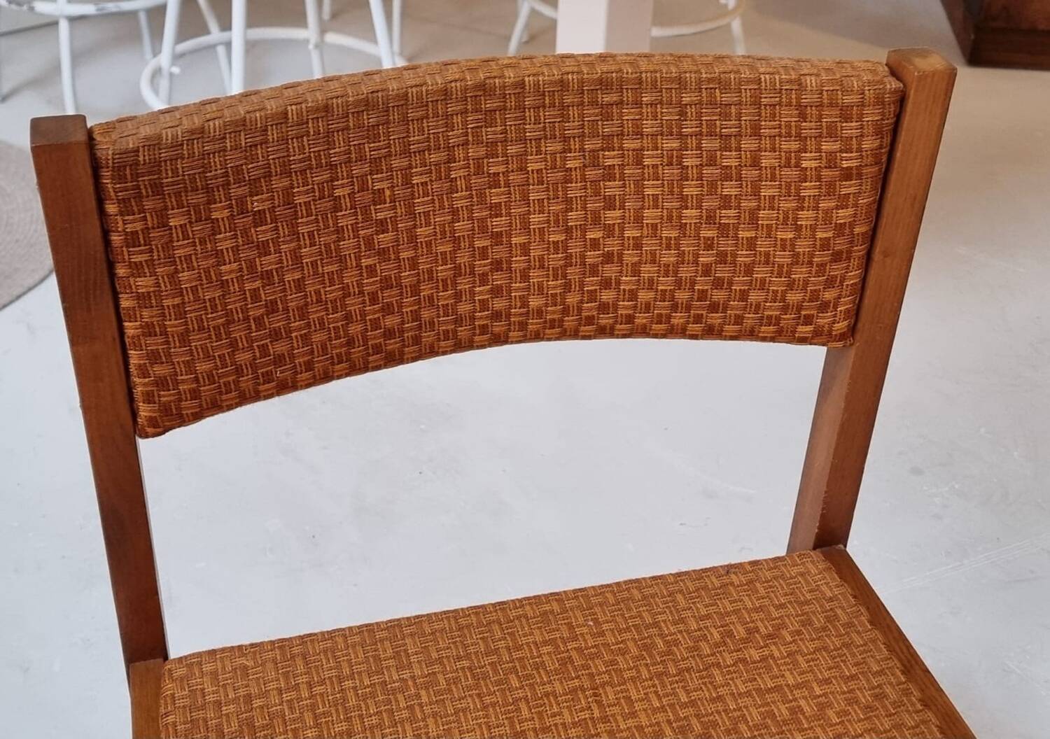 Quatre chaises du milieu du siècle