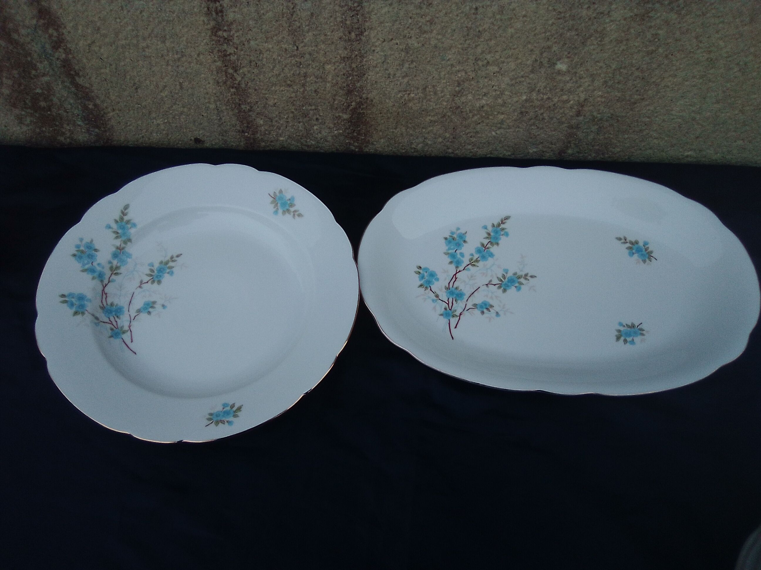 Hollow round plate and oval dish in Kahla porcelain made in GDR