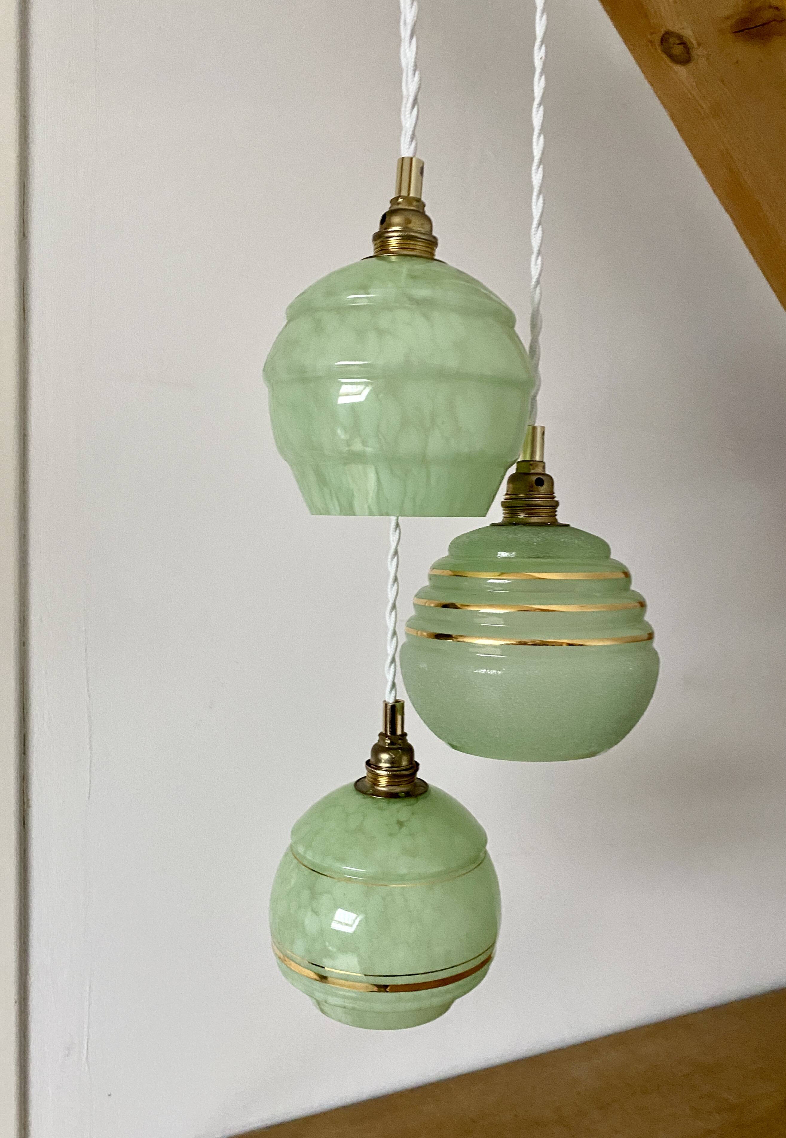 Suspension triple globes vintage art déco en verre vert et doré
