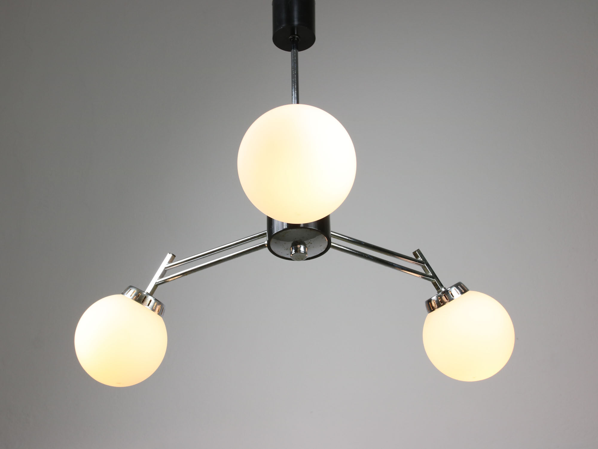 Lustre italien à 3 bras chromé et opaline