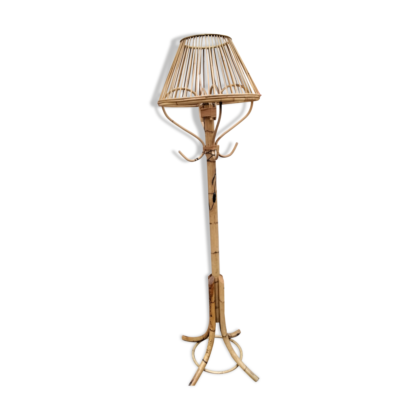 Floor lamp with vintage rattan coat rack