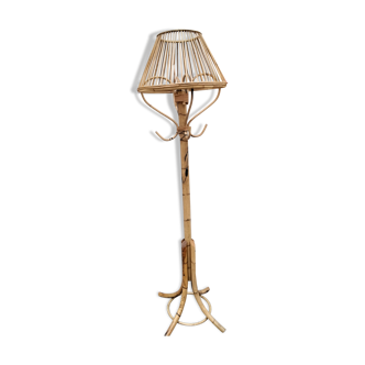 Floor lamp with vintage rattan coat rack