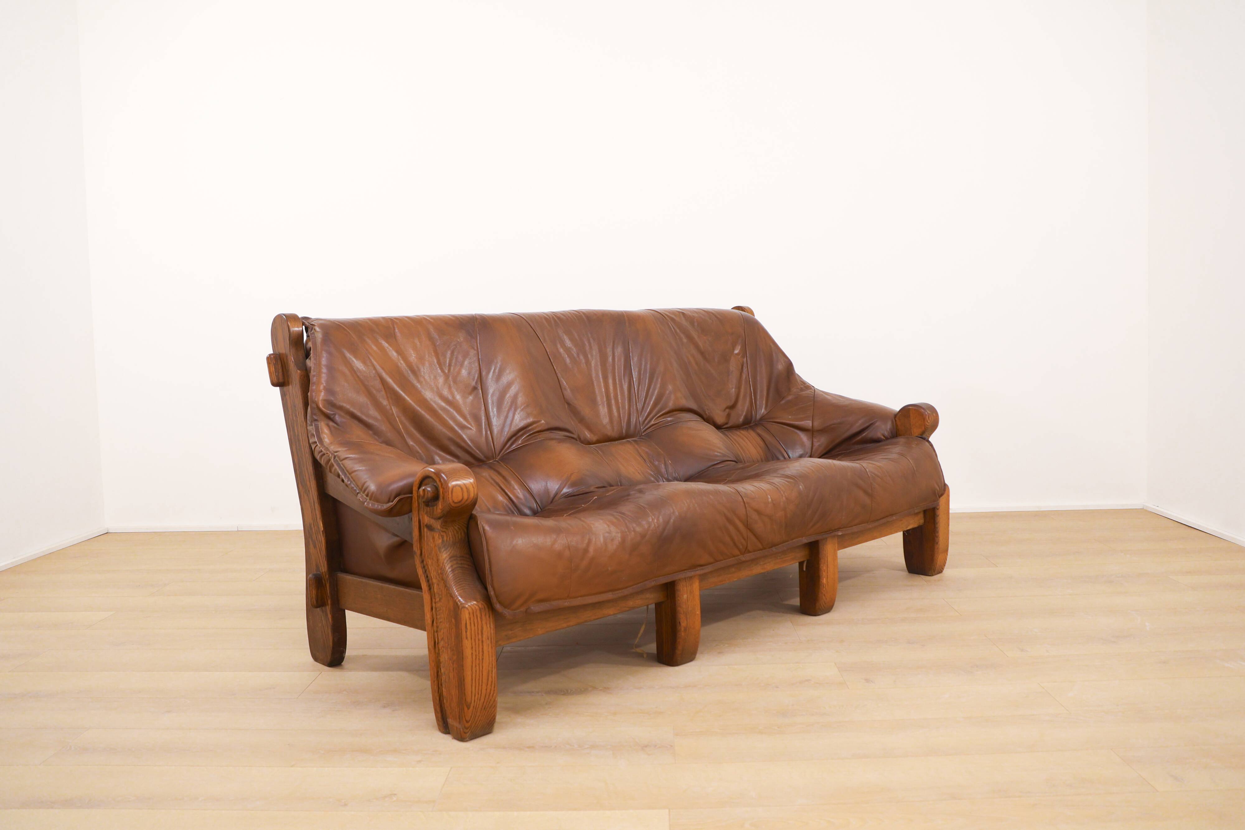 Brutalist wooden and leather canapé by Percival Lafer, 1960.