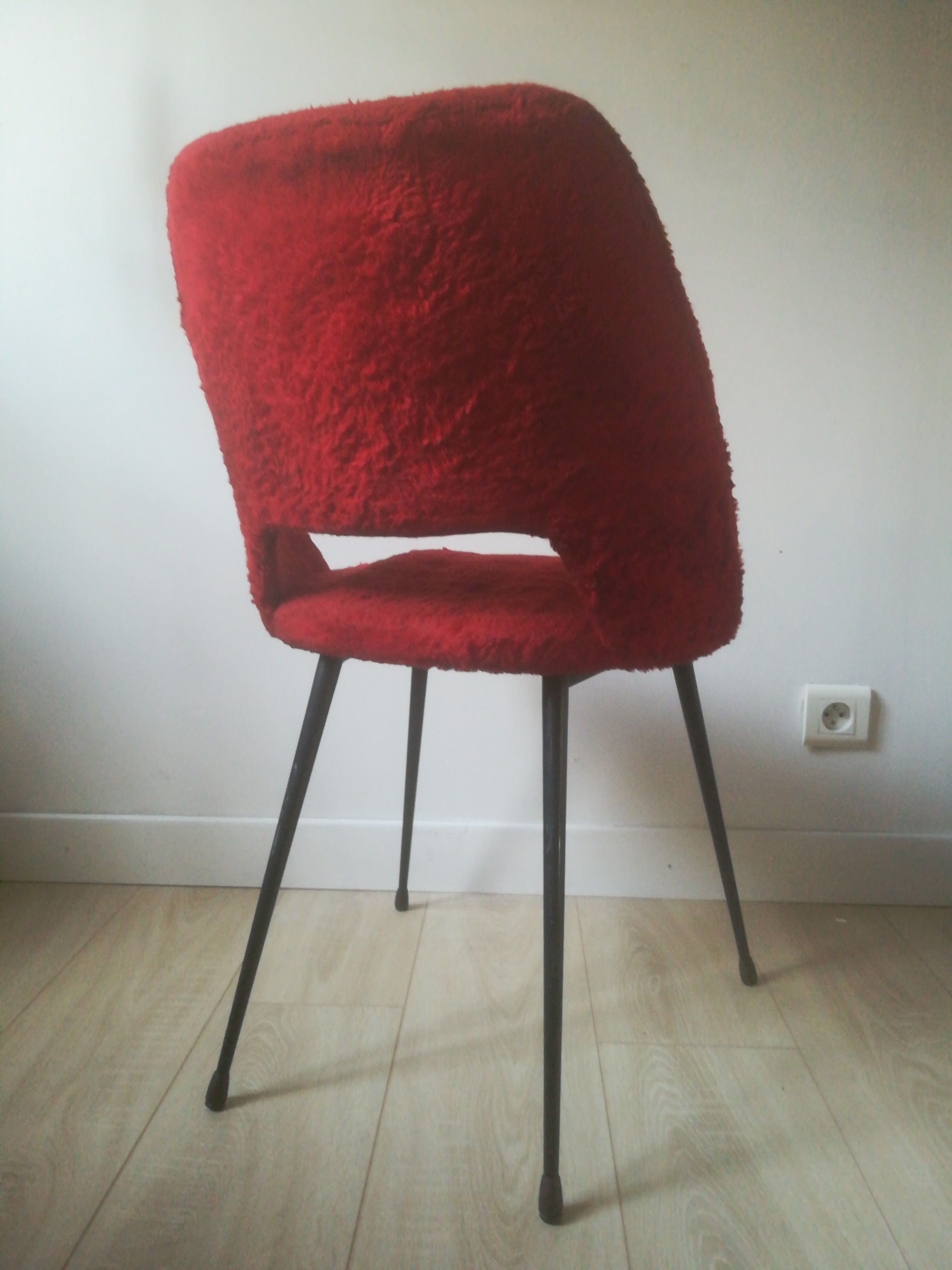 Chaise tonneau vintage moumoute