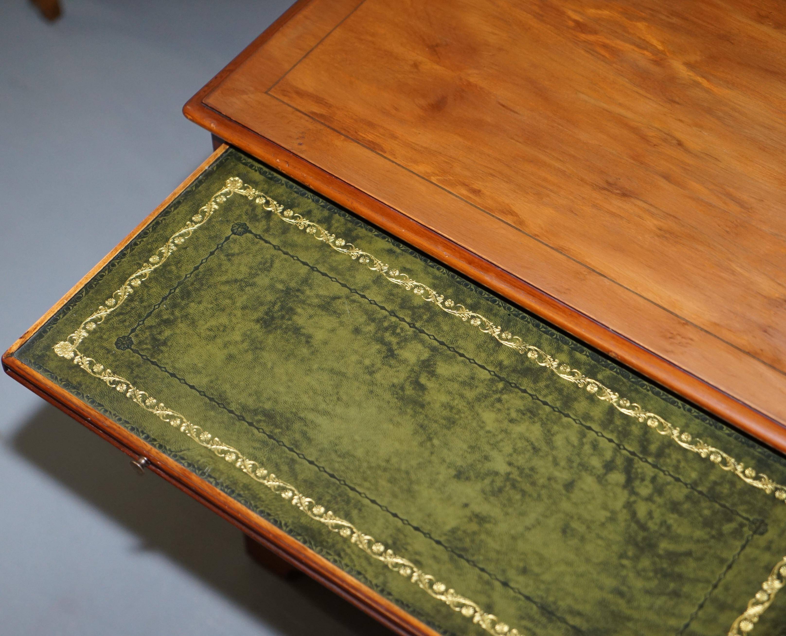 Burr Yew wood commode with leather top in Butler style