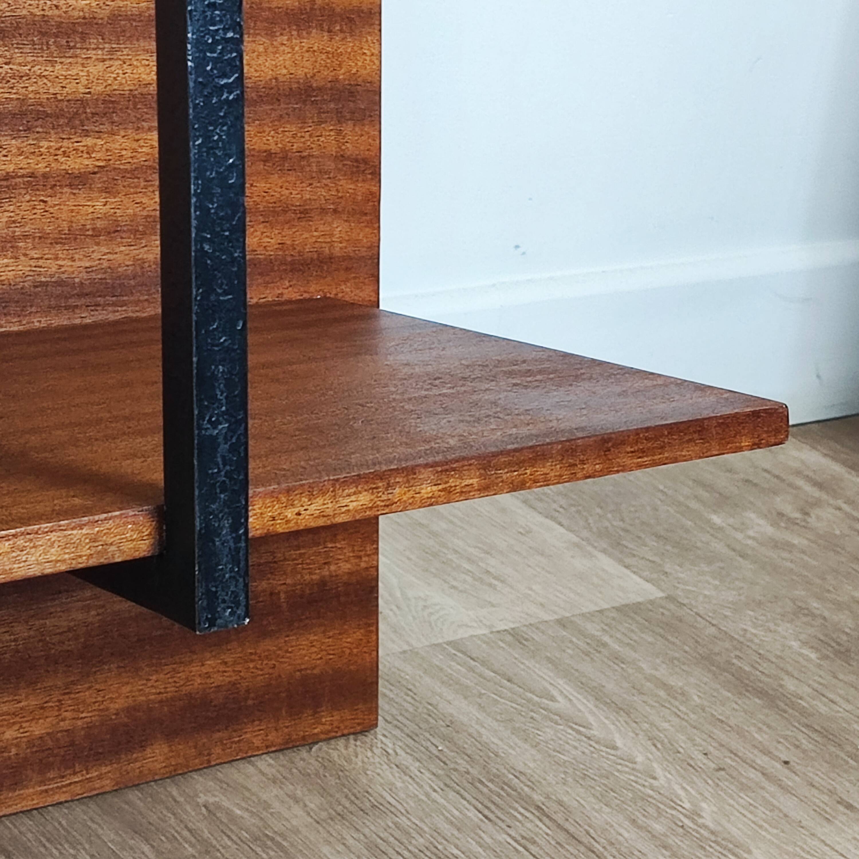 Wall shelf/bookcase