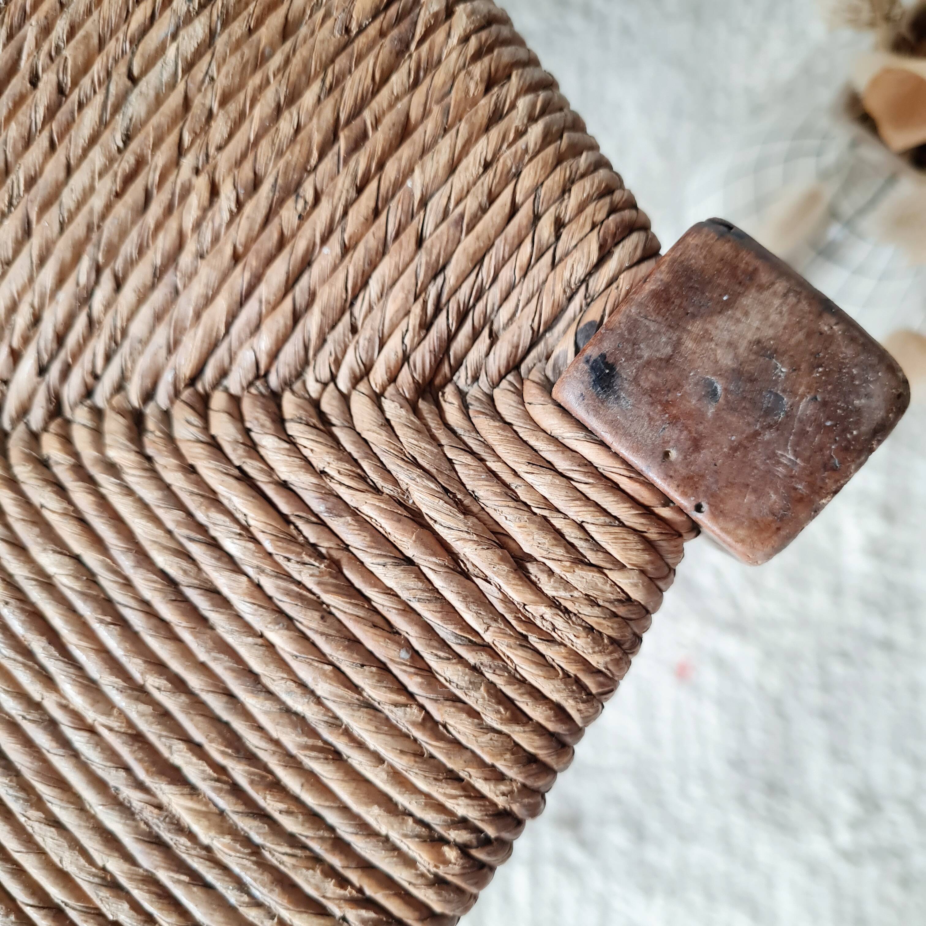 Tabouret de ferme ancien en bois et paille