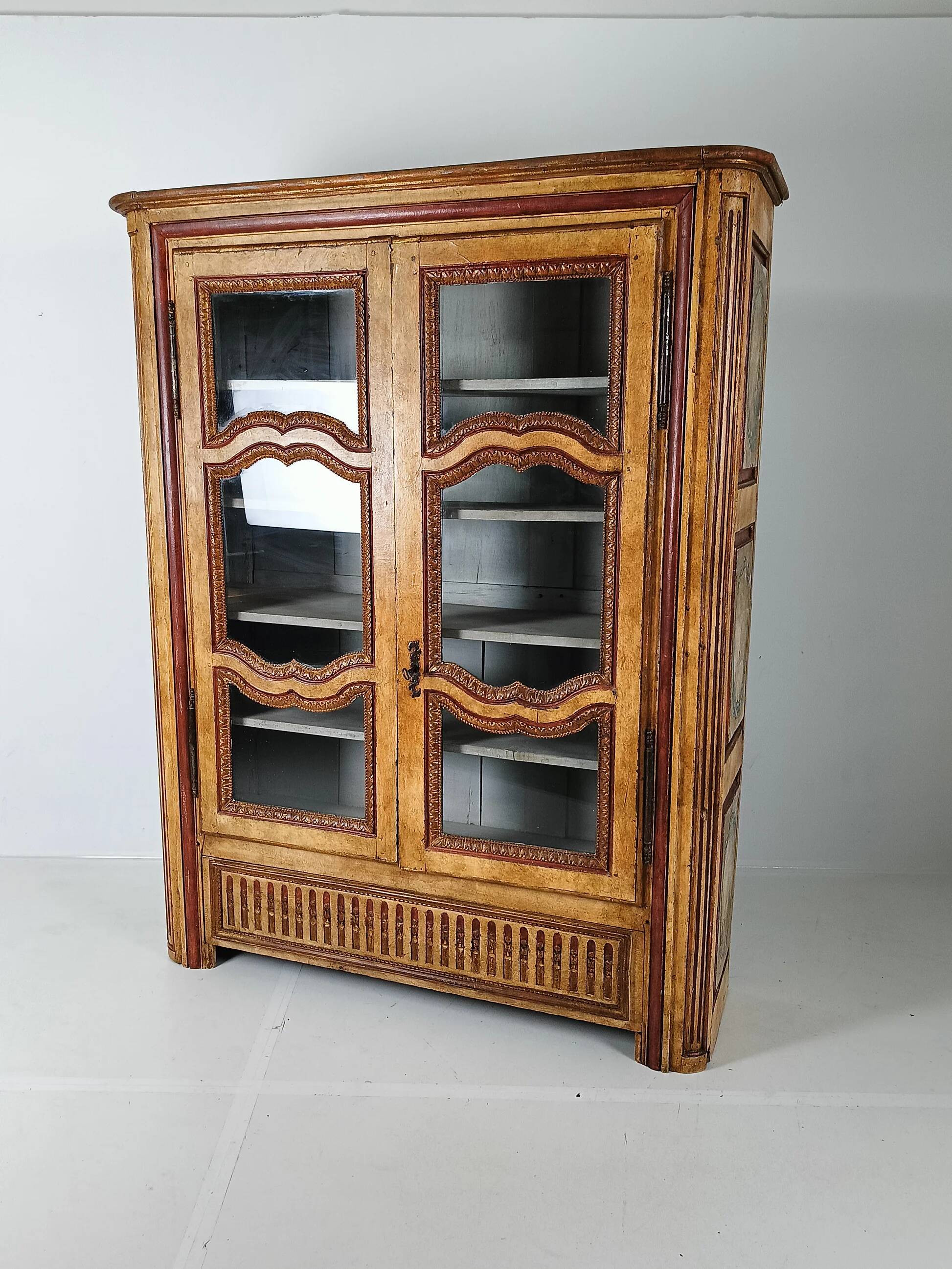 Vitrine française ancienne peinte