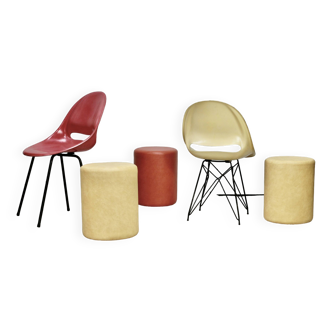 Set de 2 chaises et 3 poufs "space age". Circa 1970