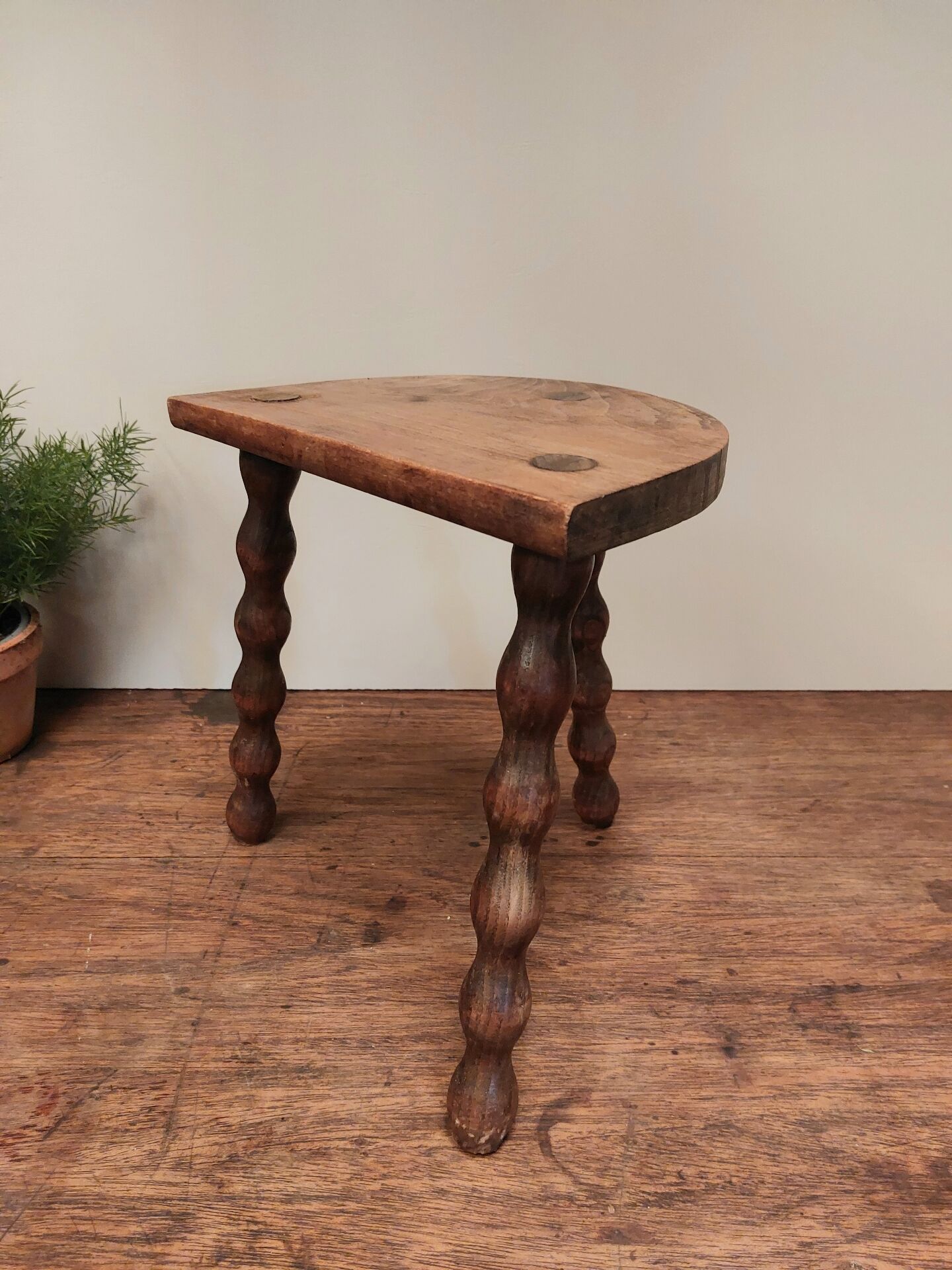 Tabouret ancien tripode en bois