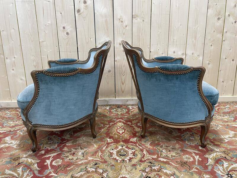 Paire de fauteuils bergères de style Louis XV en velours bleu et bois doré