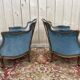 Paire de fauteuils bergères de style Louis XV en velours bleu et bois doré