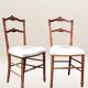 Paire de chaises volantes avec assise tapissée