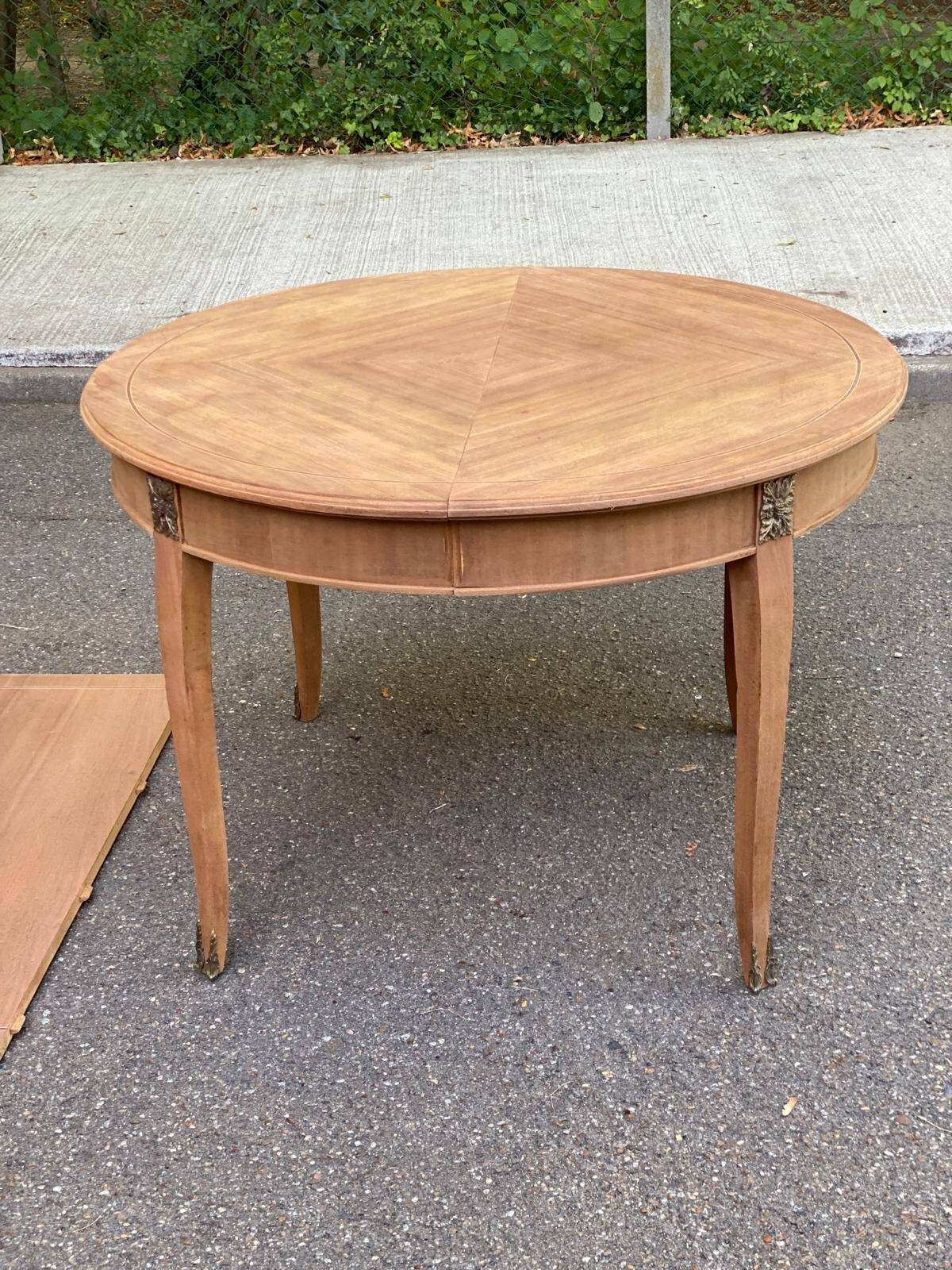 Round extendable dining table stripped in cherry wood with Louis XVI marquetry 1