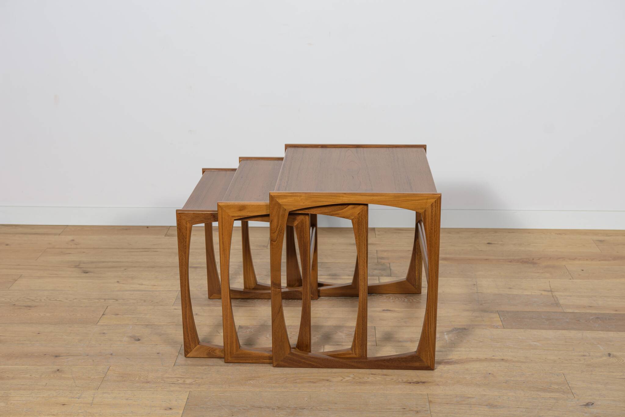 Tables gigognes en teck du milieu du siècle par R. Benett pour G-Plan, Royaume-Uni.