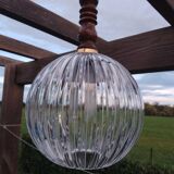 Suspension boule en verre épais striée design luminaire année 1980 space age
