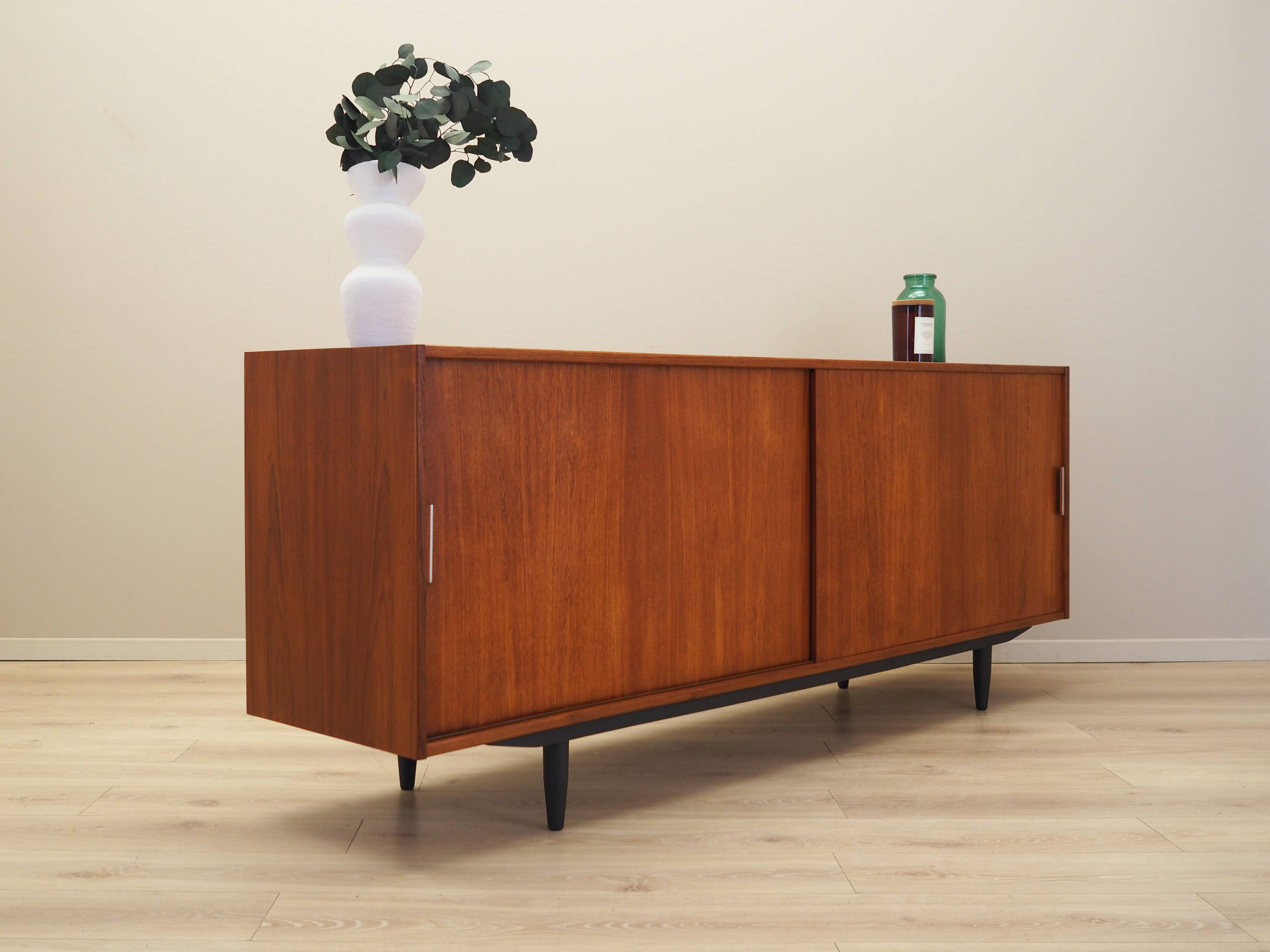 Buffet en teck, design danois, années 1970, production : Danemark