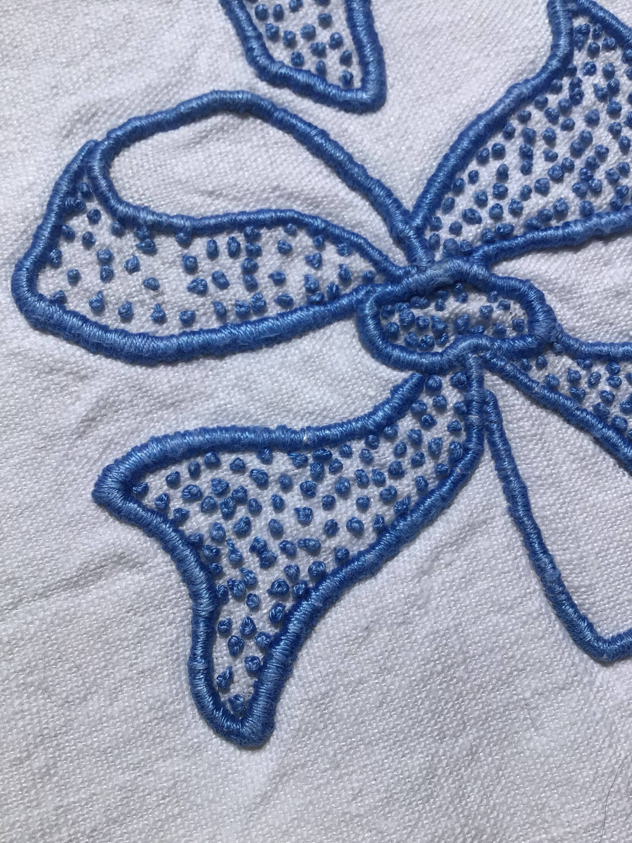 Drap 1 place brodé YM ruban noué bleu