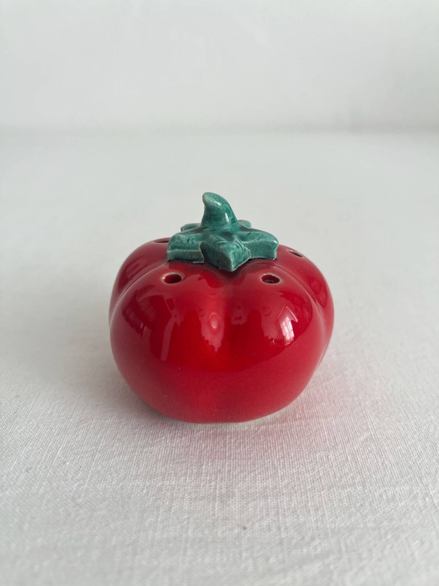 Salière ou poivrier tomate en barbotine vintage