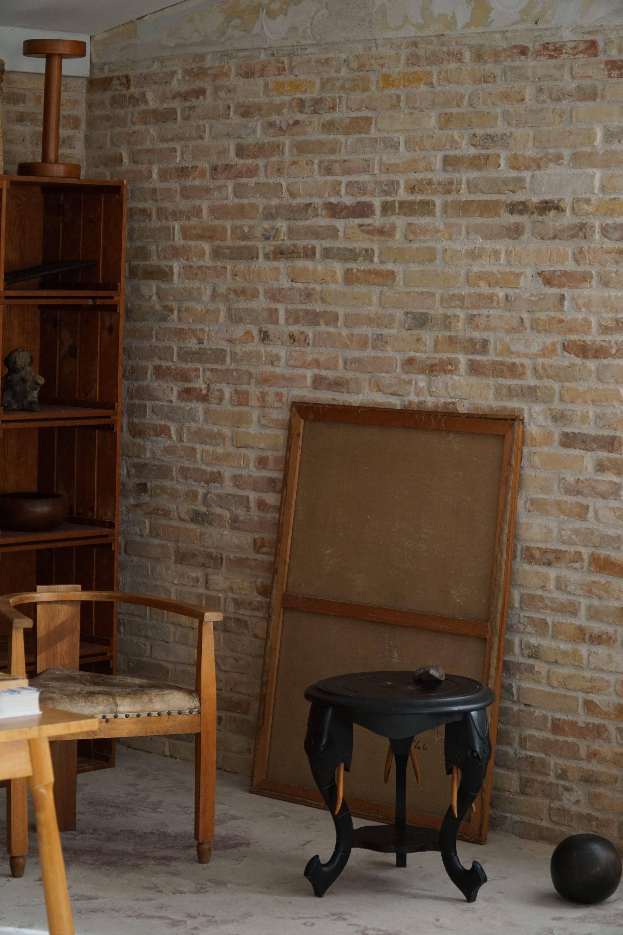 Side table in hardwood ebony with three elephant head-shaped legs, Eastern India, 1920s.