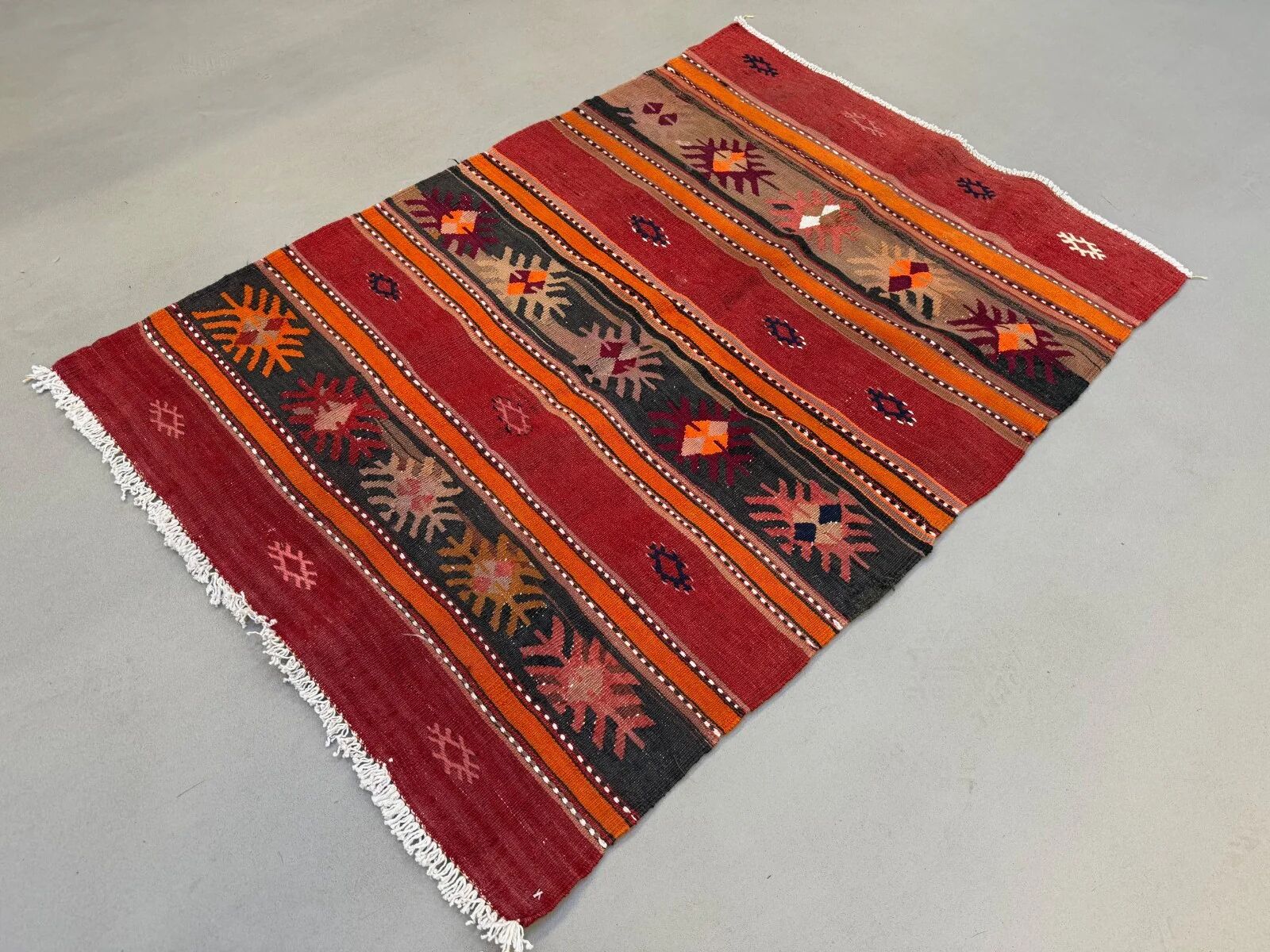 Medium vintage Turkish kilim rug 125x88 cm wool kelim 2516