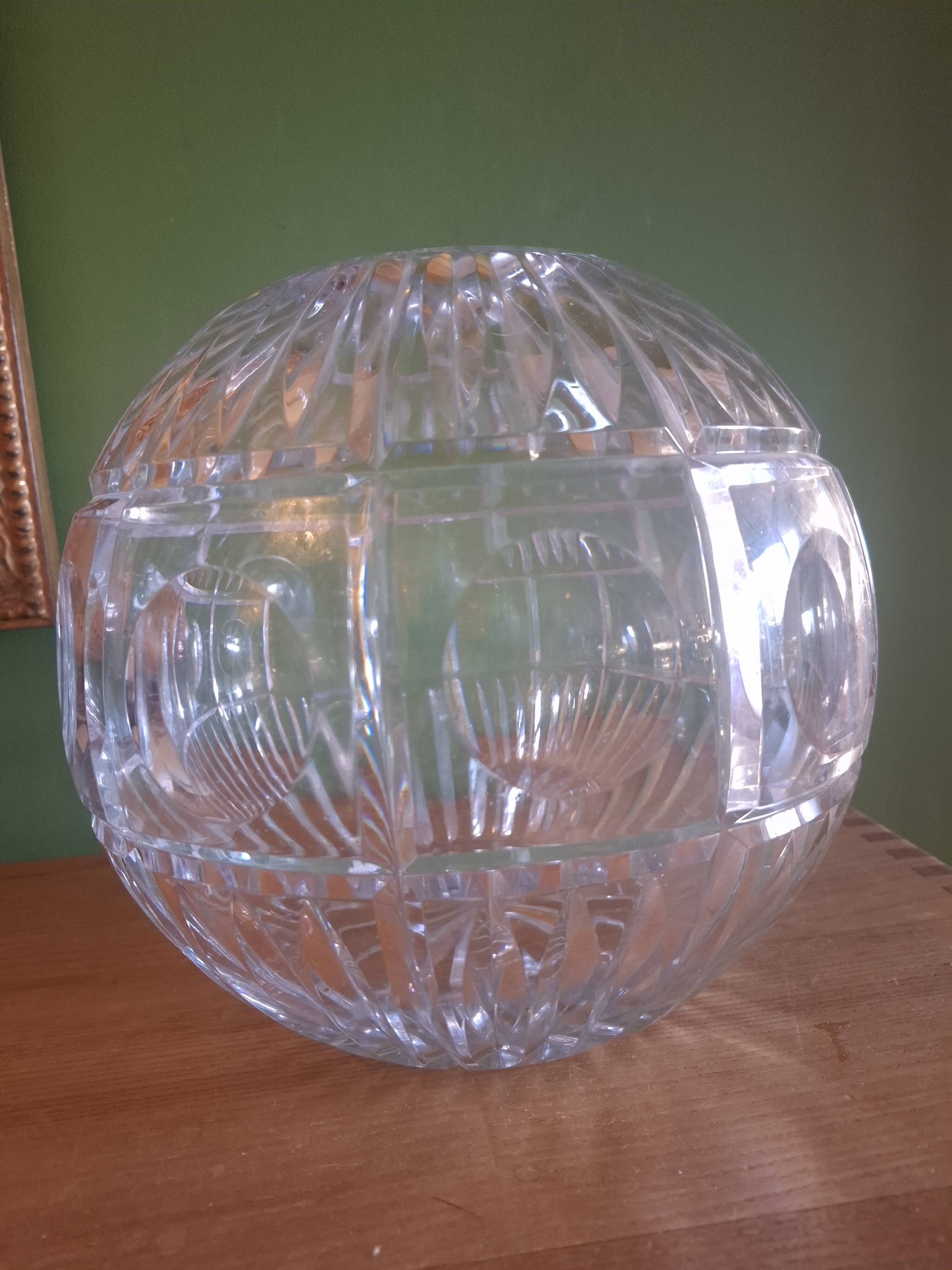 Vase boule en cristal taillé (